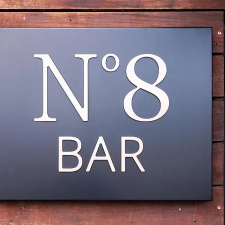 No 8 Bed & Bar ホテル 3*