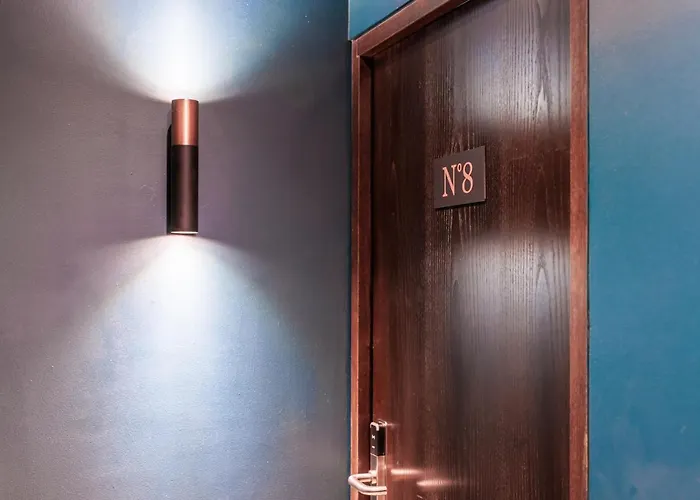 No 8 Bed & Bar Hotel