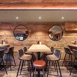 No 8 Bed & Bar 3* וורבייה
