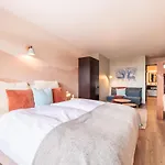מלון No 8 Bed & Bar