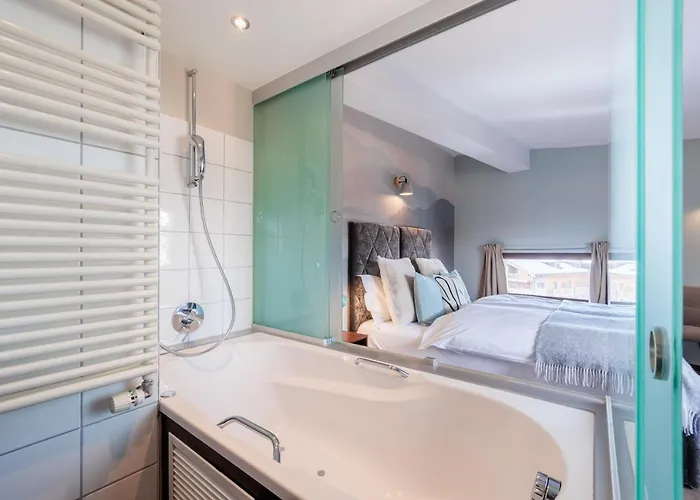 No 8 Bed & Bar Hotel 3*